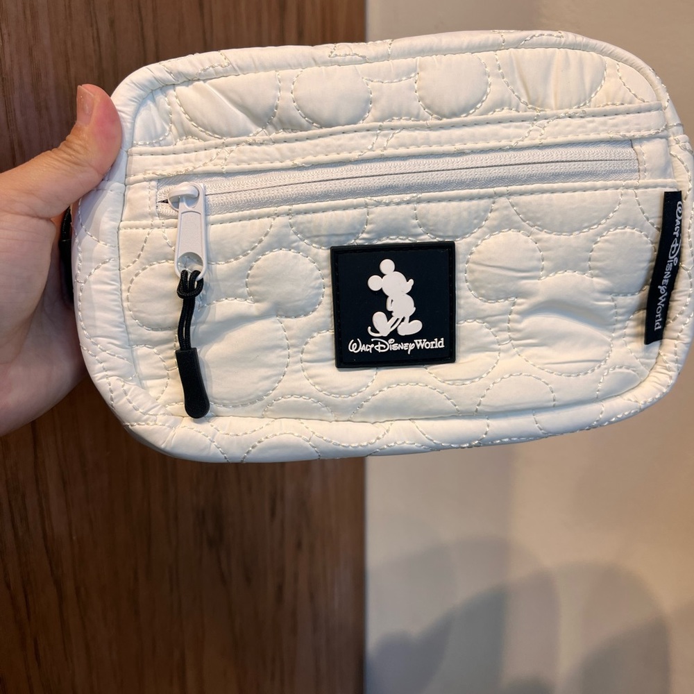 Walt DisneyWorld Mickey Mouse White Quilted Pouch Fanny Pack Shoulder Bag NWT